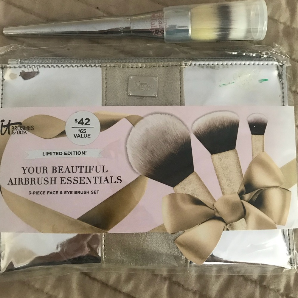 NEW!! IT COSMETICS BRUSH BUNDLE !!